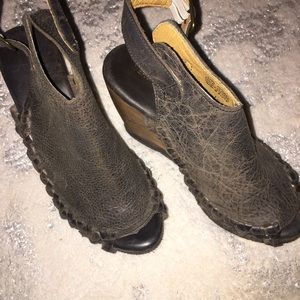 Volatile 👡 Super cute wedge leather sandals!